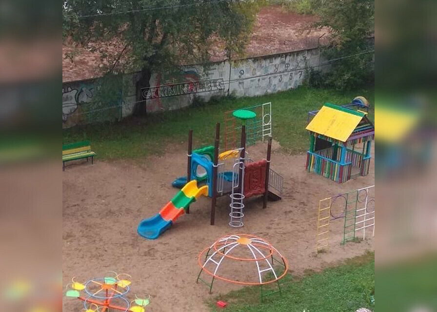 В соцсетях сообщают о краже крыши с горки на благовещенской детской площадке фото