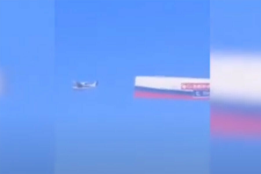 Над Хабаровском пролетел самолет с огромным баннером в поддержку участников СВО видео