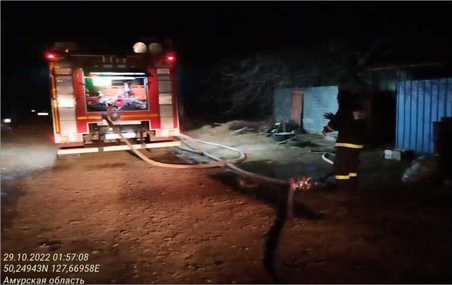 В ночном пожаре под Благовещенском сильно обгорел мужчина