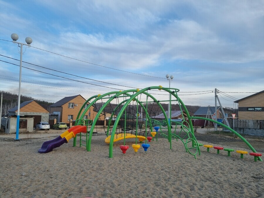 В селе Новотроицкое открыли детскую площадку с современным игровым комплексом 