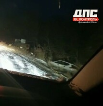 На свободненской трассе изза гололеда с дороги слетели два автомобиля