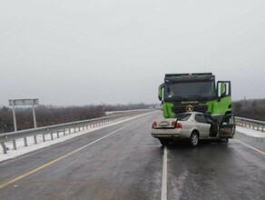 В Свободненском районе иномарка залетела под большегруз