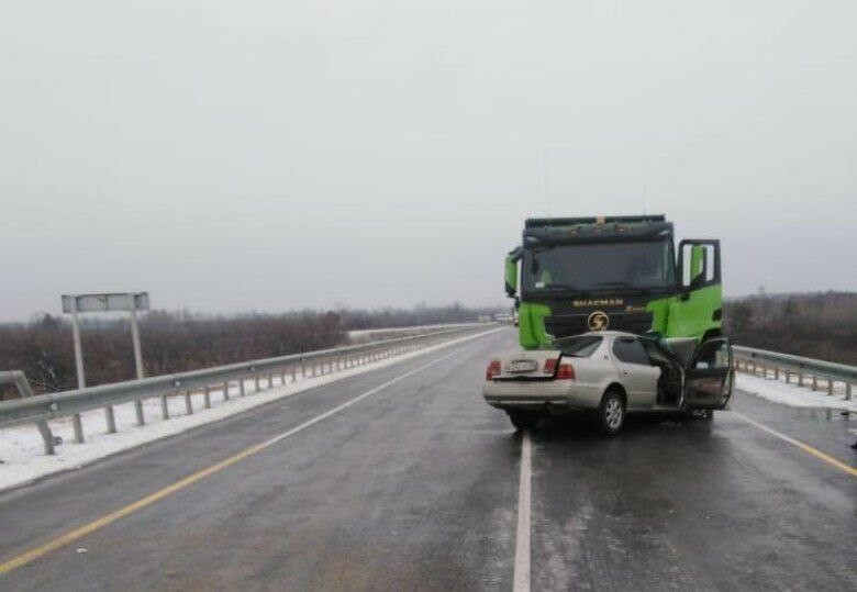 В Свободненском районе иномарка залетела под большегруз