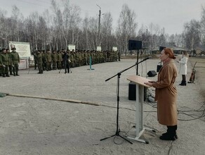 В Благовещенске для поддержания духа мобилизованных выступила музыкальная группа 