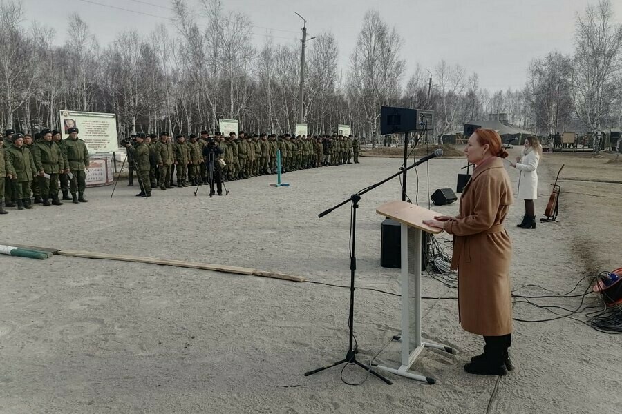 В Благовещенске для поддержания духа мобилизованных выступила музыкальная группа 