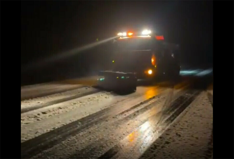 Опубликованы видео как в Амурской области ночью чистили дороги от снега