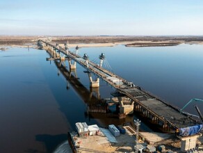 В Благовещенске на новом зейском мосту начали обустраивать проезжую часть