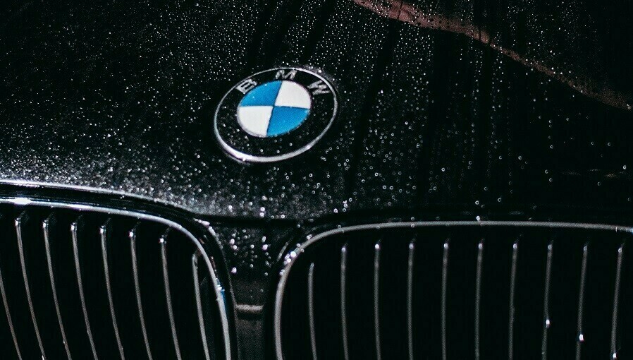 В Благовещенске BMW влетел в выбоину с водой Одна муниципальная структура винит в этом другую