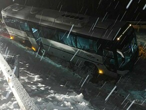 На севере Амурской области пассажирский автобус с 36 пассажирами пробил леерное ограждение и слетел с трассы