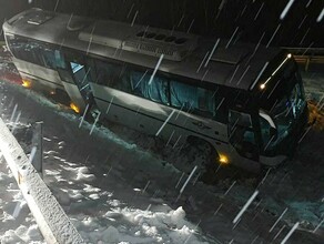 На севере Амурской области пассажирский автобус с 36 пассажирами пробил леерное ограждение и слетел с трассы