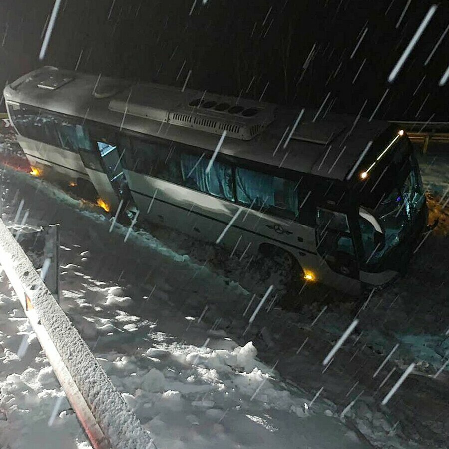 На севере Амурской области пассажирский автобус с 36 пассажирами пробил леерное ограждение и слетел с трассы