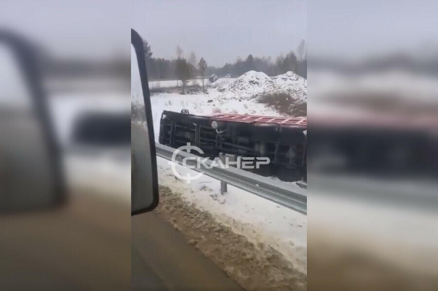 Пошли по скользкой дорожке вместе с автобусом с трассы в Приамурье слетел большегруз