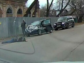 В Благовещенске увидели мужчину лежащего на дороге фото видео