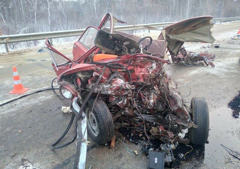 Жигули расплющило об автобус в Шимановском районе рано утром произошло смертельное ДТП видео