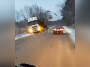 Два трала по дороге в Благовещенск стянуло в кювет видео 