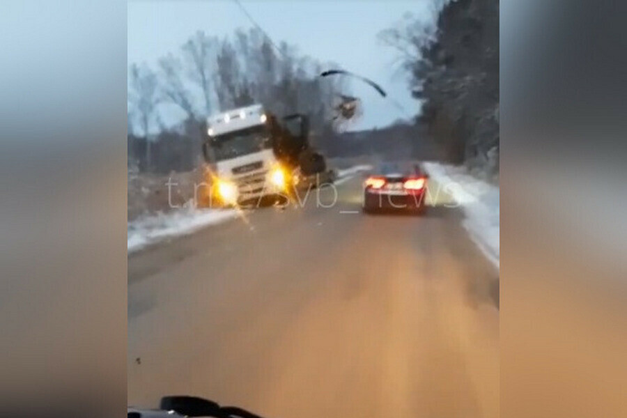 Два трала по дороге в Благовещенск стянуло в кювет видео 