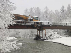 В Амурской области большегруз повредил мост и сам застрял в нем 
