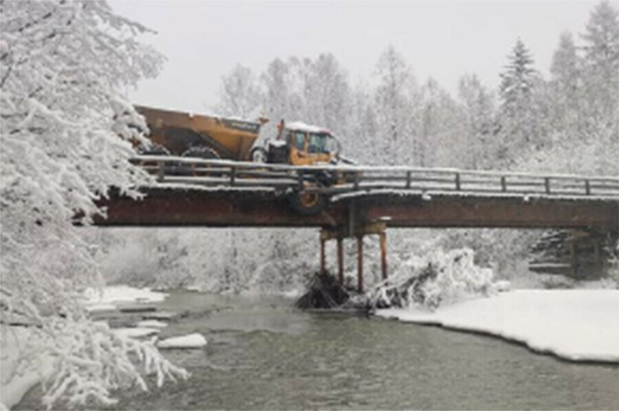 В Амурской области большегруз повредил мост и сам застрял в нем 