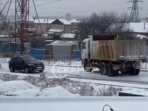 В Чигирях самосвал не смог затормозить на скользкой дороге и его понесло на встречный автомобиль видео