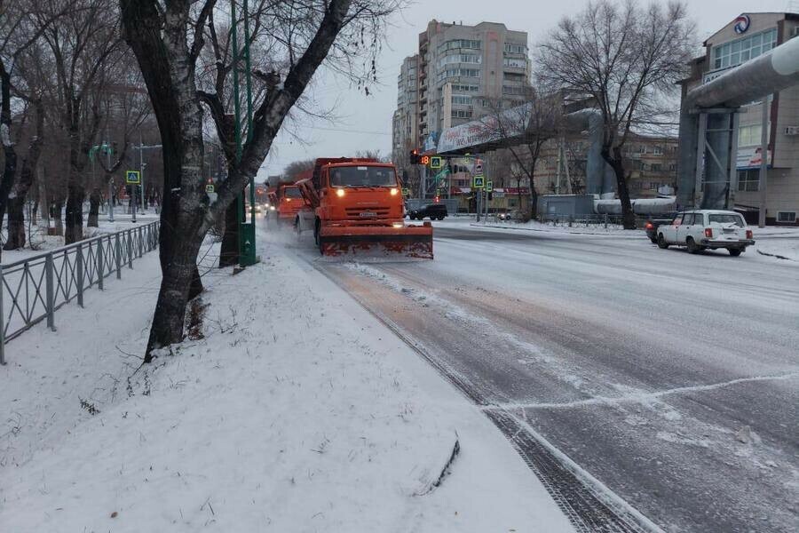 На борьбу с гололедом в Благовещенска вышла снегоуборочная техника В какие районы направят силы фото 