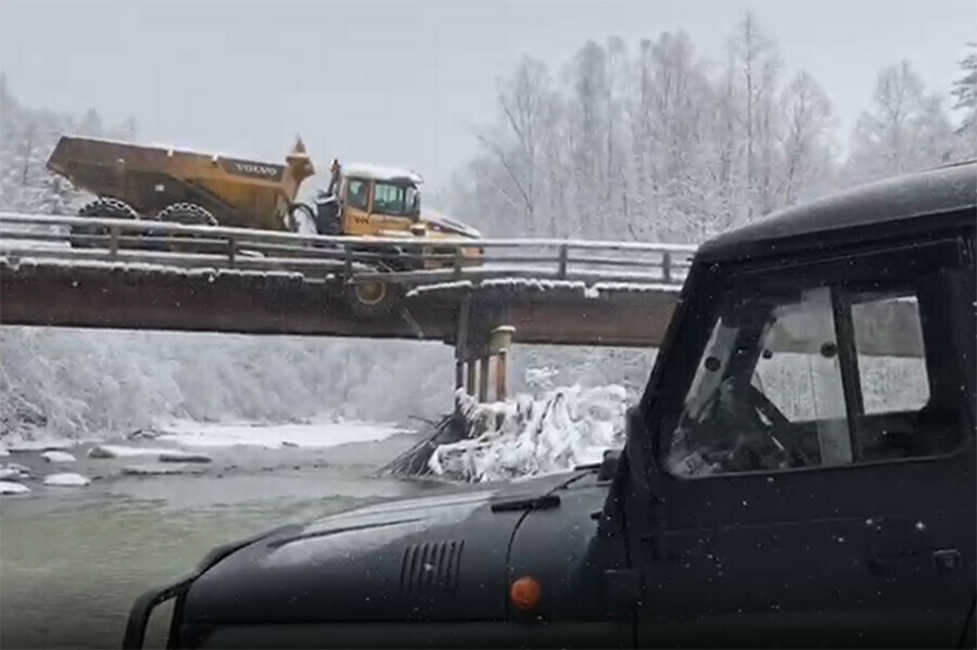 Изза поврежденного моста населенные пункты Приамурья остались без транспортного сообщения видео