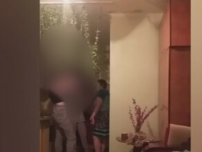 Две несовершеннолетние девушки на камеру избили взрослую женщину в Приморье