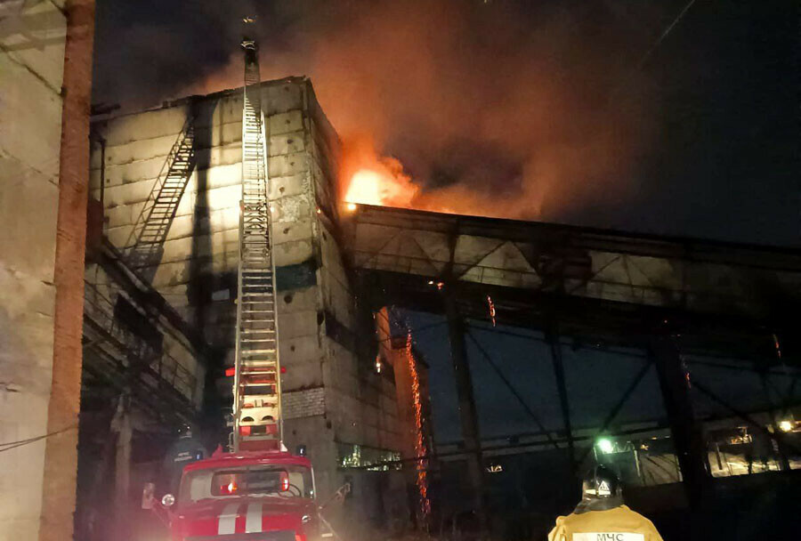 Шесть пожарных машин выезжали на углеподачу Райчихинской ГРЭС тушить сильнейший пожар фото видео