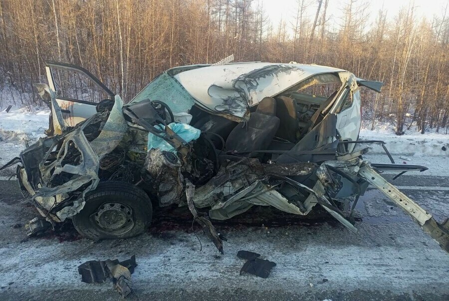 На федеральной трассе в Амурской области произошло жесткое ДТП  пассажир погиб водителя зажало фото