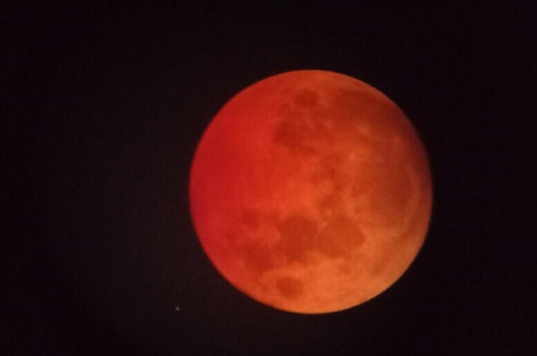 Жители разных районов Амурской области стали свидетелями того как Луна превратилась в кровавую фото