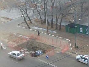 В центре Благовещенска сразу два автомобиля угодили в перекоп фото видео