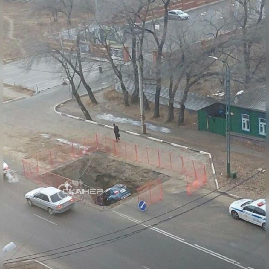 В центре Благовещенска сразу два автомобиля угодили в перекоп фото видео