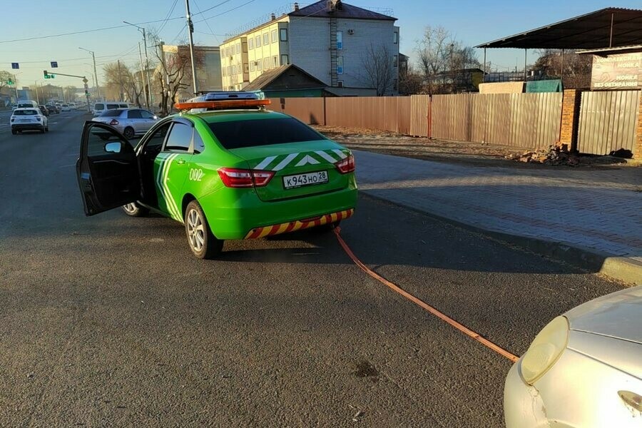 На кольцевой развязке Благовещенска заглохло авто