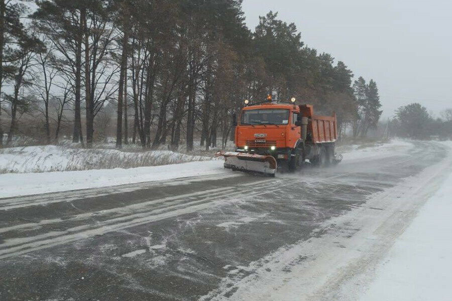 На дороги Амурской области снегопад выгнал более 160 единиц спецтехники