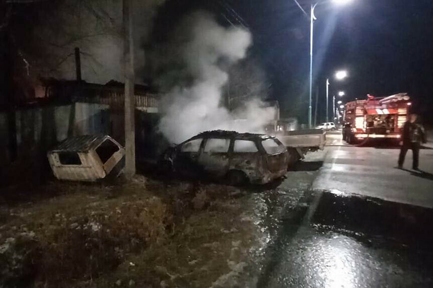 В амурском селе на частном подворье возник сильный пожар Сгорел автомобиль фото