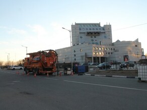 В центре Благовещенска начали восстанавливать изношенный коллектор без вскрытия грунта фото