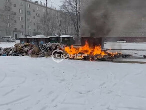 В Благовещенске загорелся мусор в мусоровозе Пришлось разгружаться видео