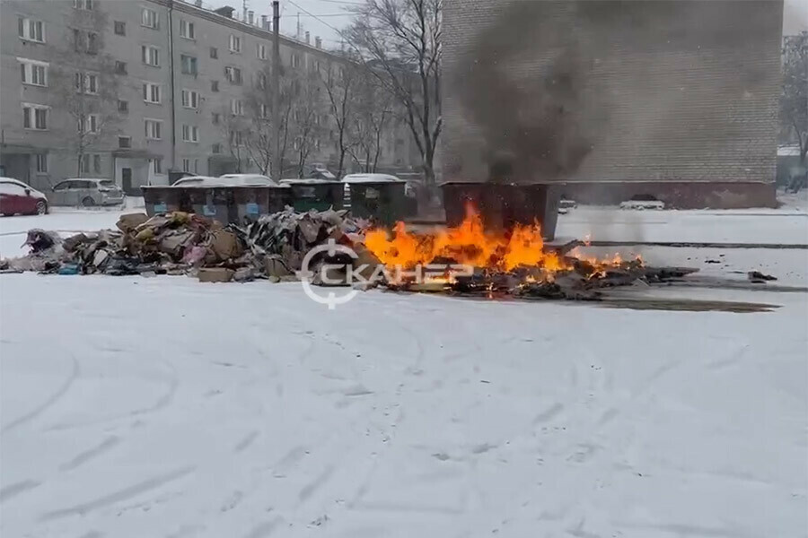 В Благовещенске загорелся мусор в мусоровозе Пришлось разгружаться видео