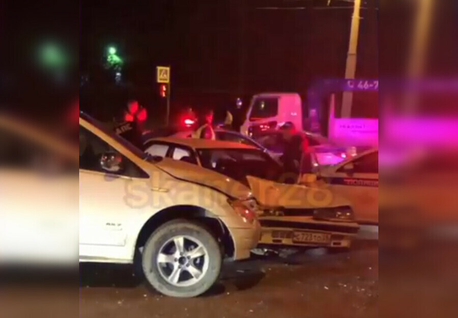 Соцсети в Благовещенске автомобиль уходил от полицейской погони и попал в аварию видео