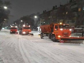 Последствия обильного снегопада продолжают устранять в Благовещенске фото