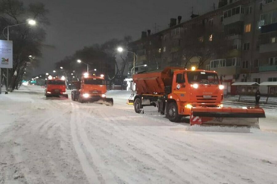 Последствия обильного снегопада продолжают устранять в Благовещенске фото