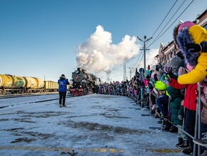 Я с таким сталкиваюсь впервые Благовещенке пришлось расталкивать взрослых чтобы показать ребенку поезд Деда Мороза