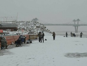 Неокрепший лед на Зее стал местом притяжения для рыбаков фото 