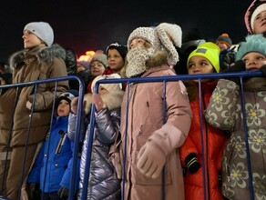 Дети расстроились в Белогорске изза поезда Деда Мороза возникла давка не все смогли попасть к волшебнику видео