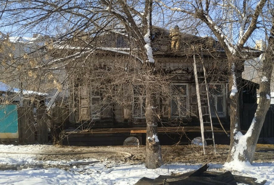 В Благовещенске горел 2квартирный жилой дом на Комсомольской