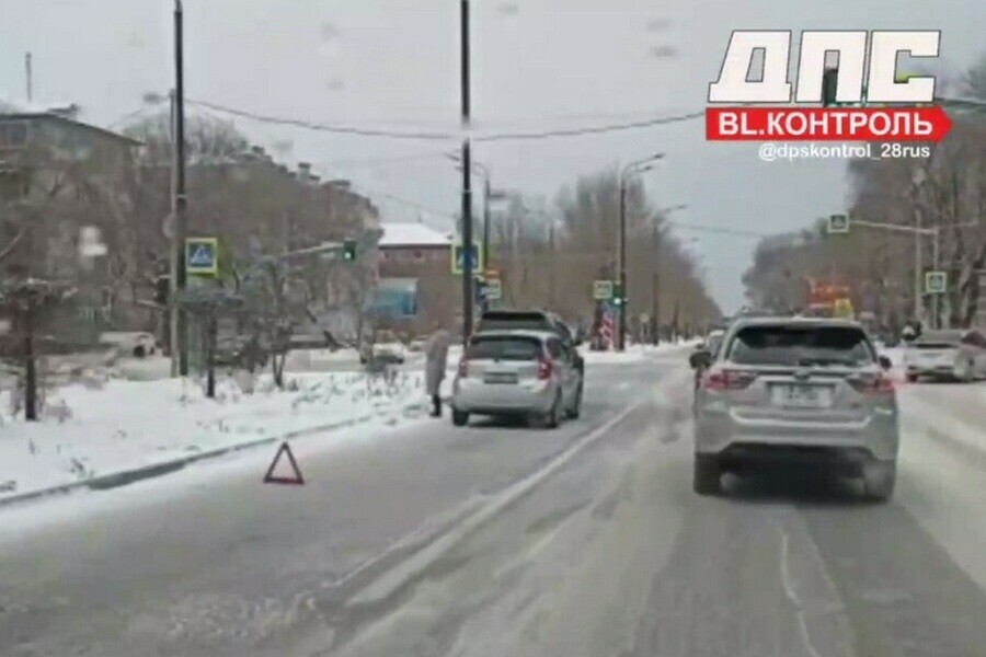 Ситуацию на дорогах Благовещенска вновь осложнил небольшой снегопад фото видео