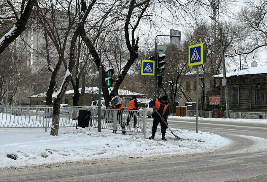 На уборку благовещенских дорог вышли дополнительные силы  