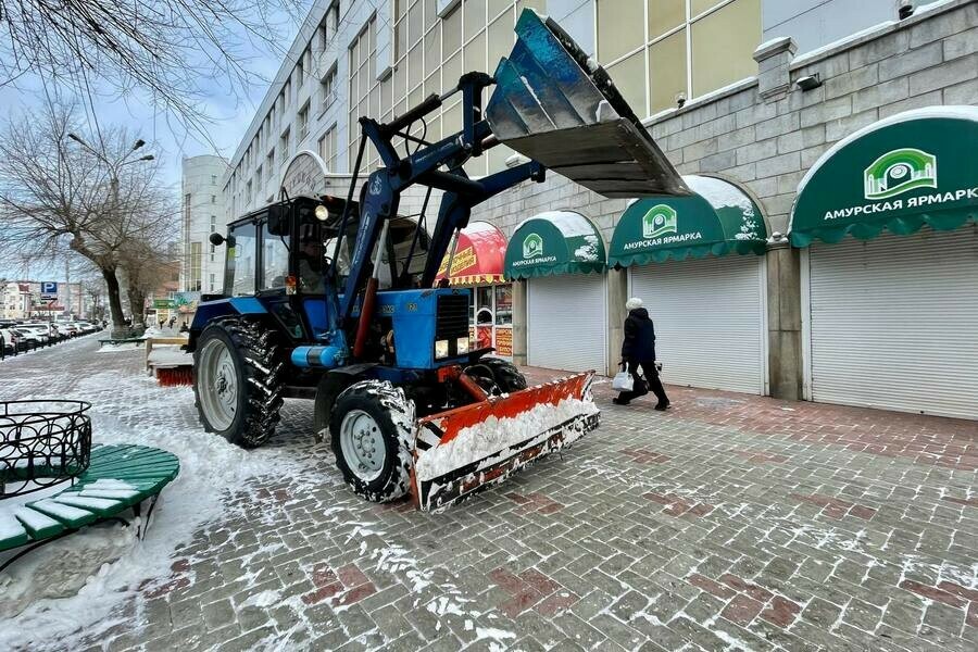 Предприниматели Благовещенска очищают прилегающие тротуары от снега