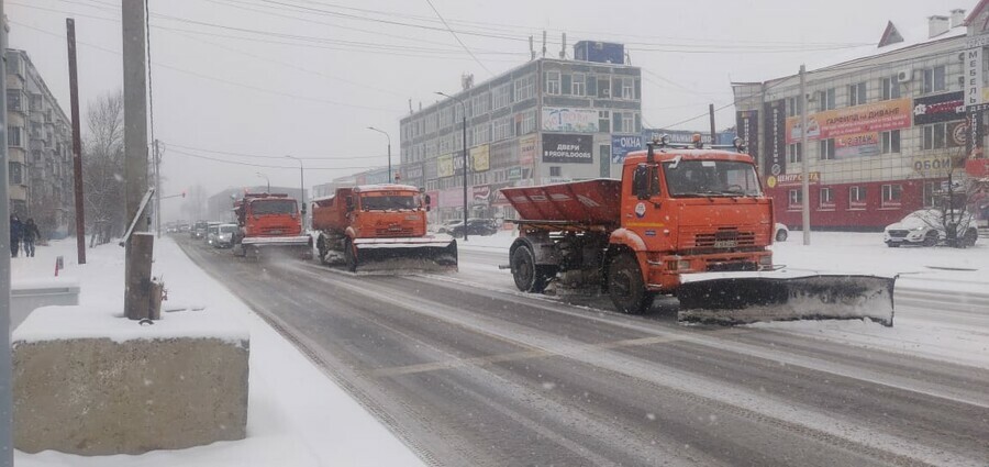 В прокуратуре озвучили сколько снегоуборочной техники должно выходить на улицы Благовещенска для борьбы со снегом и льдом