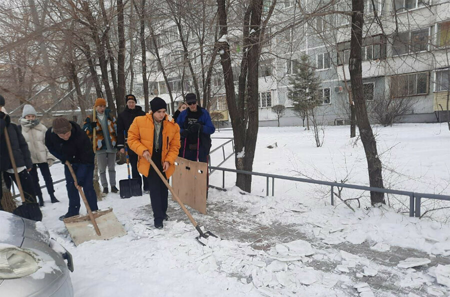 Старшеклассники и студенты взяли лопаты и вышли на улицы Благовещенска  