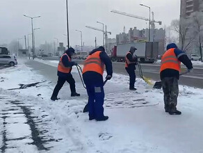 50 и 17 рабочие и спецтехника без устали чистят Благовещенск от снега и льда